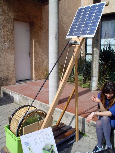 不用電也能轉 法學生DIY<a href=/topic/1206.html target=_blank>太陽能</a>洗衣機