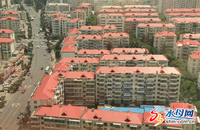 樓頂“平改坡”涉及太陽(yáng)能 住戶自掏腰包
