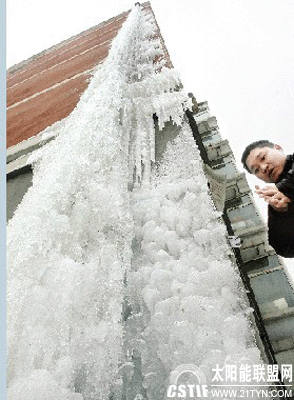 沈陽一太陽能漏水凍成20米冰溜子